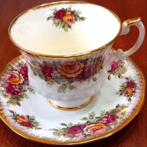 Elizabethan English Garden Tea Cup & Saucer